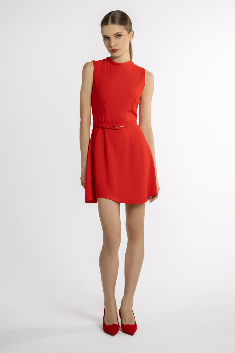 Платье-мини с поясом